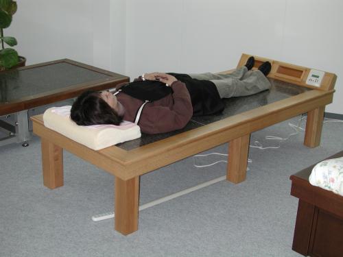 おなかの次は背中と腰を十分に温めましょう。腎臓が温まると血行がよくなり、おしっこがよく出ます。 おなかの次は背中と腰を十分に温めましょう。腎臓が温まると血行がよくなり、おしっこがよく出ます。